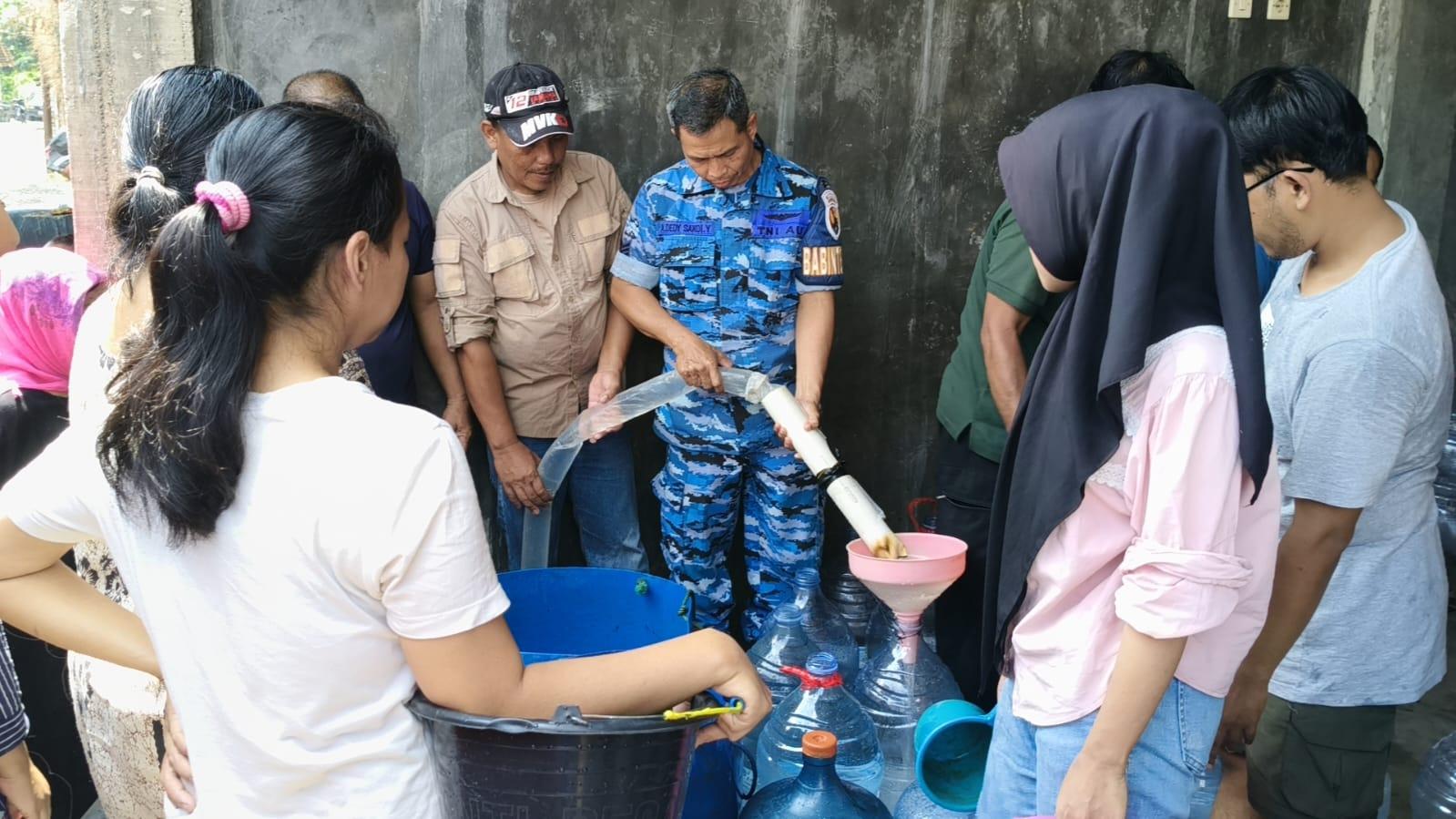 TNI AU Peduli, Lanud Wiriadinata Salurkan Bantuan Air Bersih Bagi Warga Bungursari yang Terdampak Kemarau Panjang