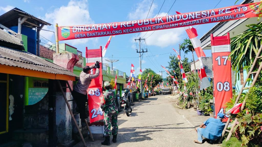 TNI-Polri dan Warga Cipatujah Kompak Hiasi Kampung Sambut HUT ke-79 RI