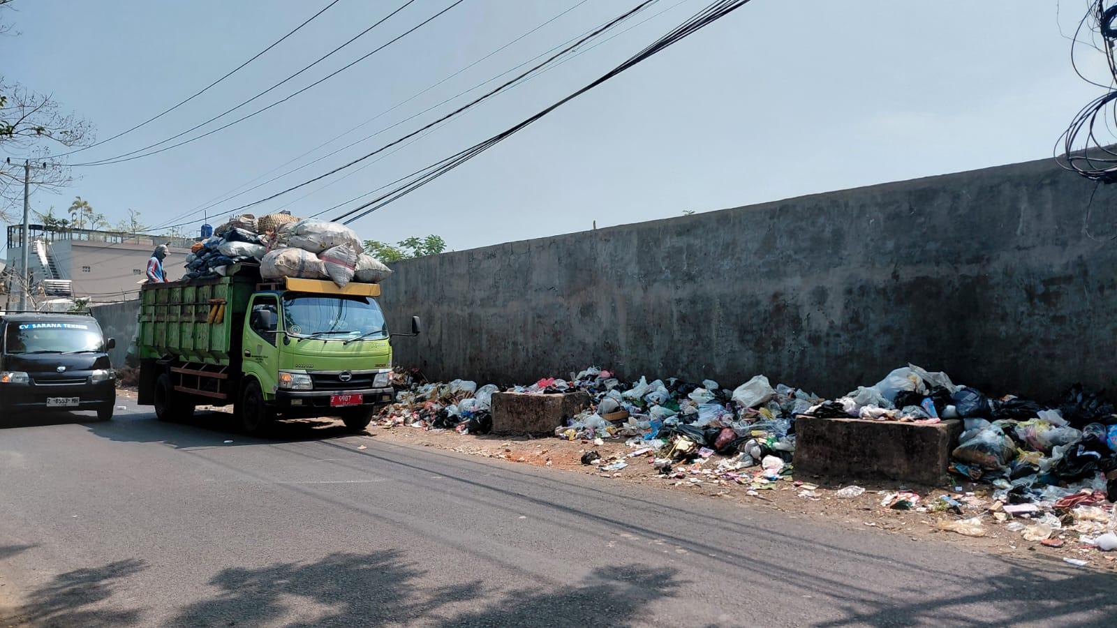 Tumpukan Sampah di TPS Liar Jalan Lukmanul Hakim Tasiimalaya Dibersihkan, DLH: Pengangkutan Rutin Saban Hari