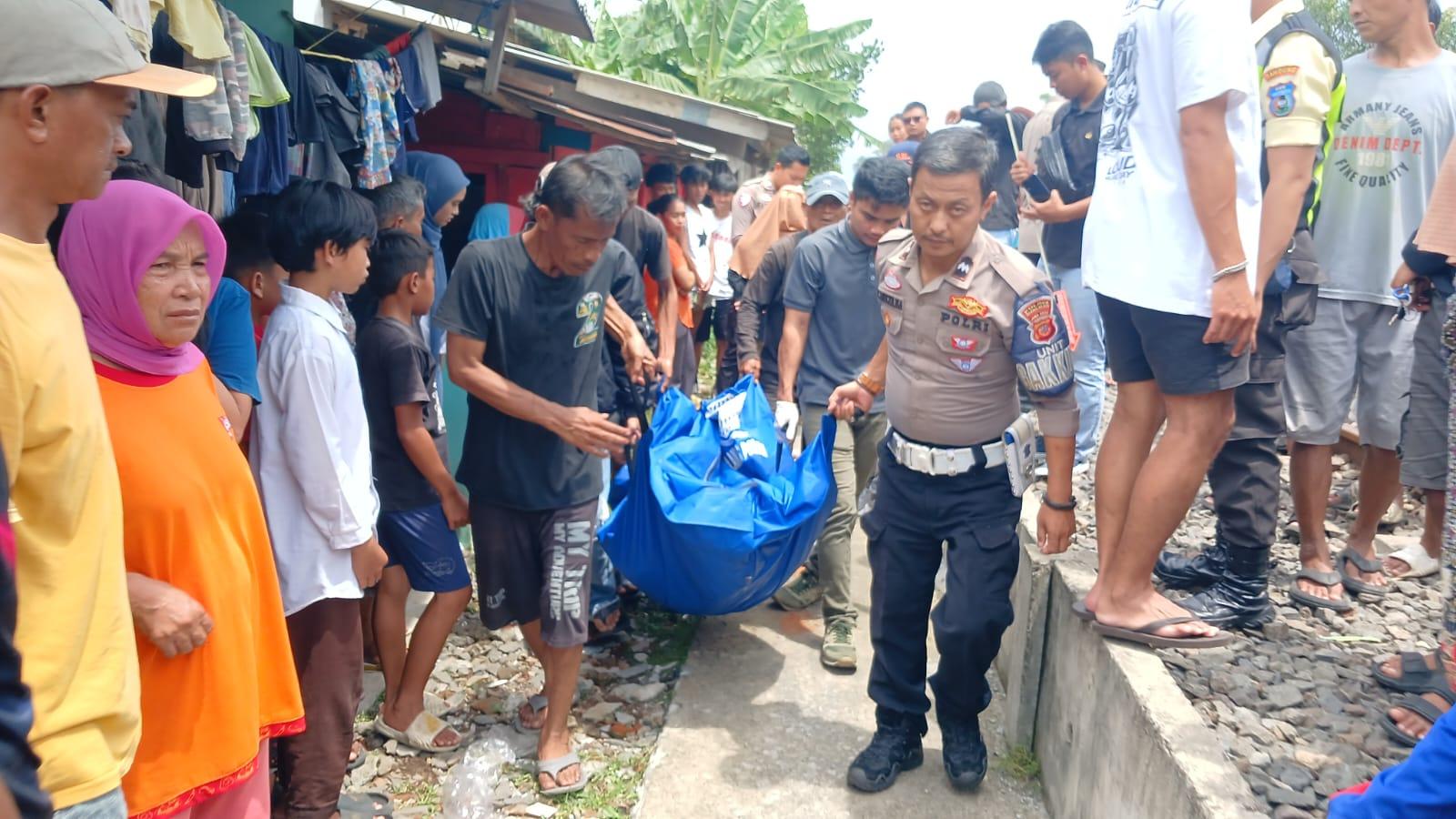 Tragis! Pria di Tasikmalaya Diduga Sengaja Tabrakkan Diri ke Kereta Api, Aksinya Terekam CCTV