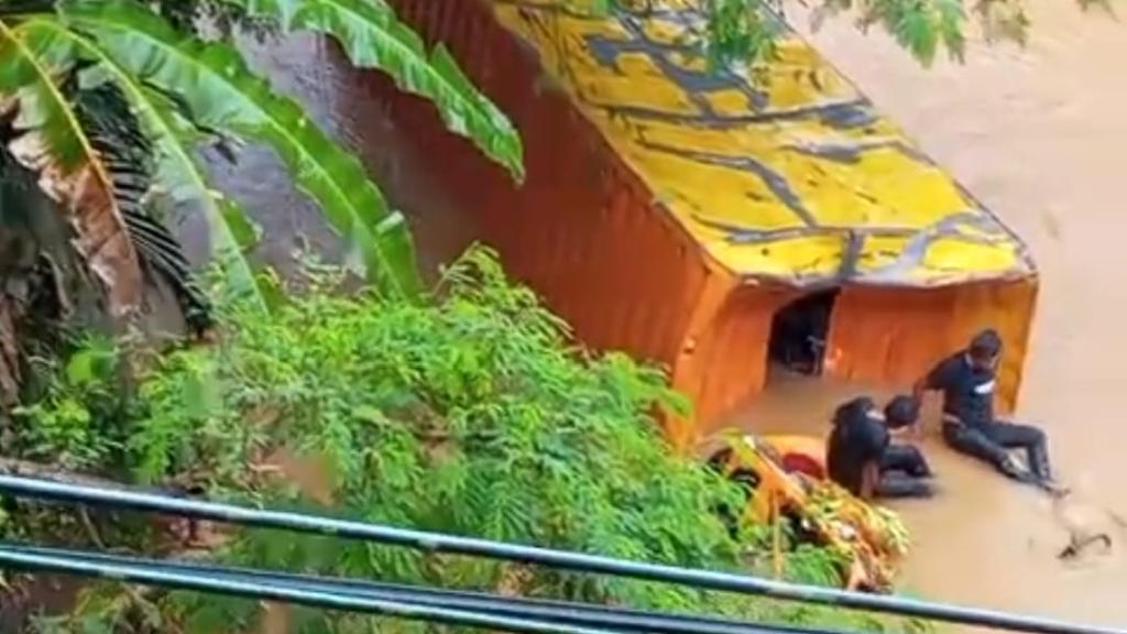 Truk Fuso Bermuatan Paket Terjun ke Sungai Cimuntur Ciamis