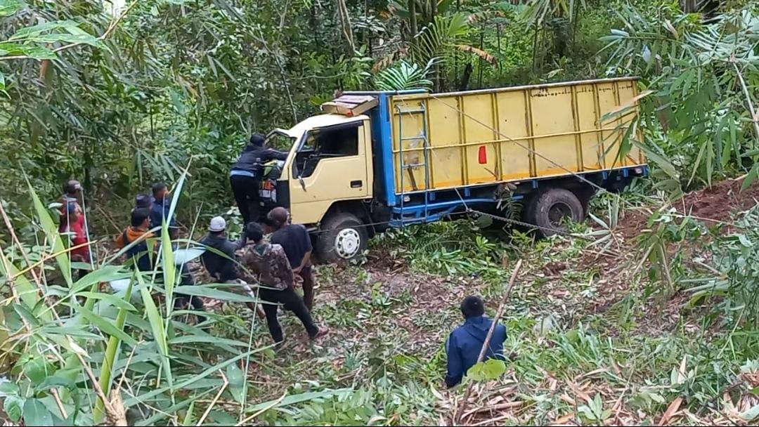 Truk Masuk Jurang di Bojonggambir Tasikmalaya, Sopir Selamat