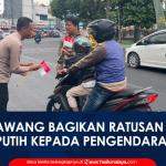 VIDEO: Tumbuhkan Patriotisme, Polsek Tawang Bagikan Ratusan Bendera Merah Putih kepada Pengendara di Depan Masjid Agung Tasikmalaya