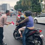 Tumbuhkan Patriotisme, Polsek Tawang Bagikan Ratusan Bendera Merah Putih kepada Pengendara di Depan Masjid Agung Tasikmalaya