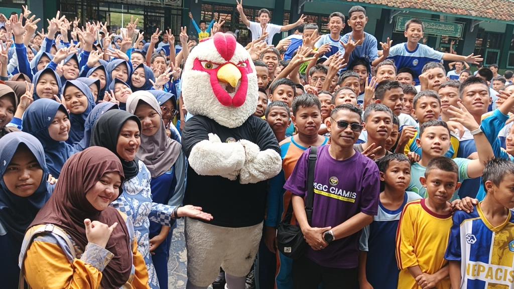 Unik! Penyaluran Makan Bergizi Gratis di Ciamis Bawa Maskot Ayam PSGC Bikin Siswa Antusias