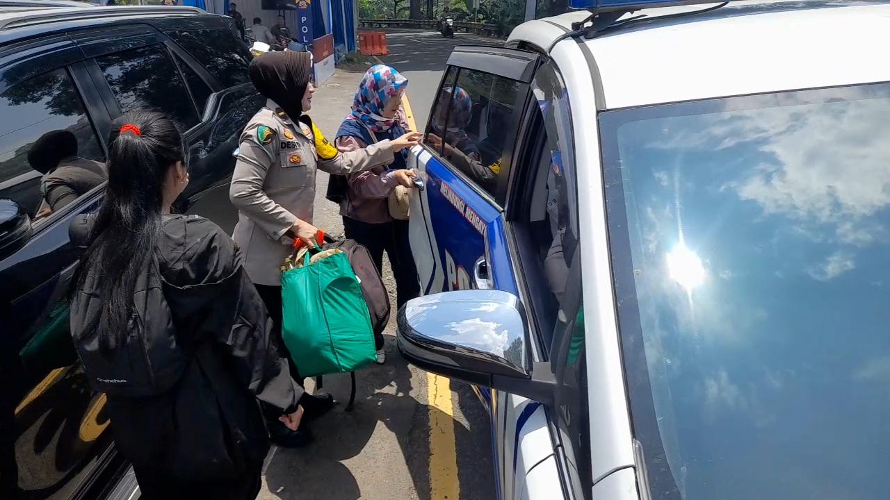 Turun dari Bus Akibat Mabuk Perjalanan, Ibu dan Anak Pemudik Diantar Polres Tasikmalaya Kota hingga ke Rumah