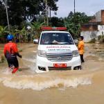Ambulans Terobos Banjir di Sukaresik Tasikmalaya, Pasien Gawat Darurat Selamat