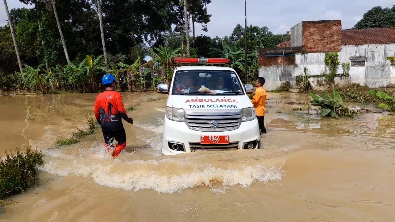 Ambulans Terobos Banjir di Sukaresik Tasikmalaya, Pasien Gawat Darurat Selamat