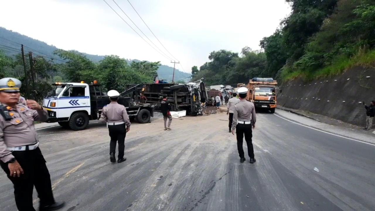 Kronologi Truk Bermuatan Susu dan Pasir Terguling di Tanjakan Gentong  Tasikmalaya, Dua Sopir Luka-Luka