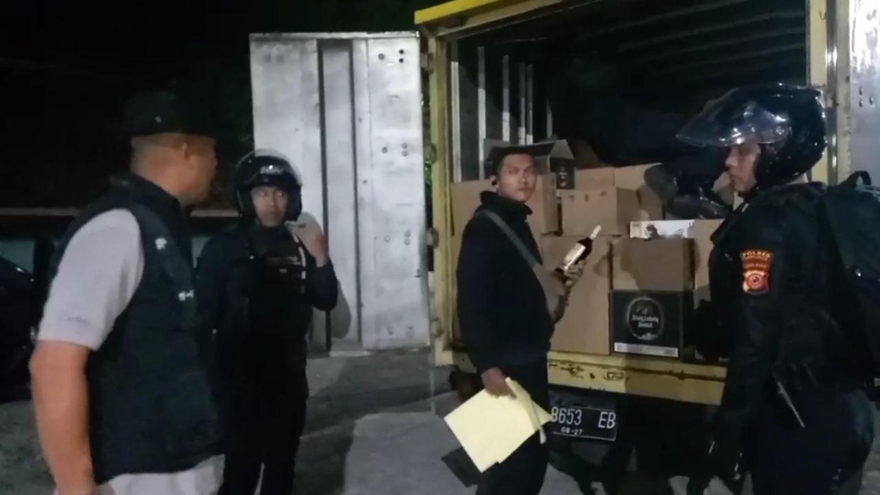 Tim Maung Galunggung “Cegat” Mobil Boks Berisi 2.640 Botol Miras di Rajapolah