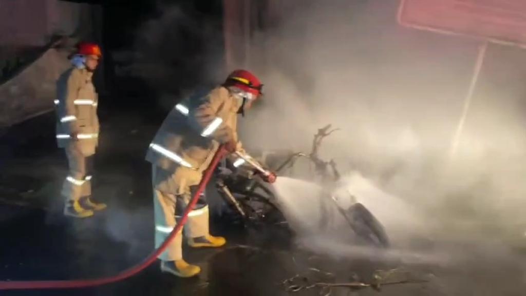 Ditinggal dalam Kondisi Kosong, Toko Elektronik di Jalan Letjen Mashudi Tasikmalaya Ludes Terbakar