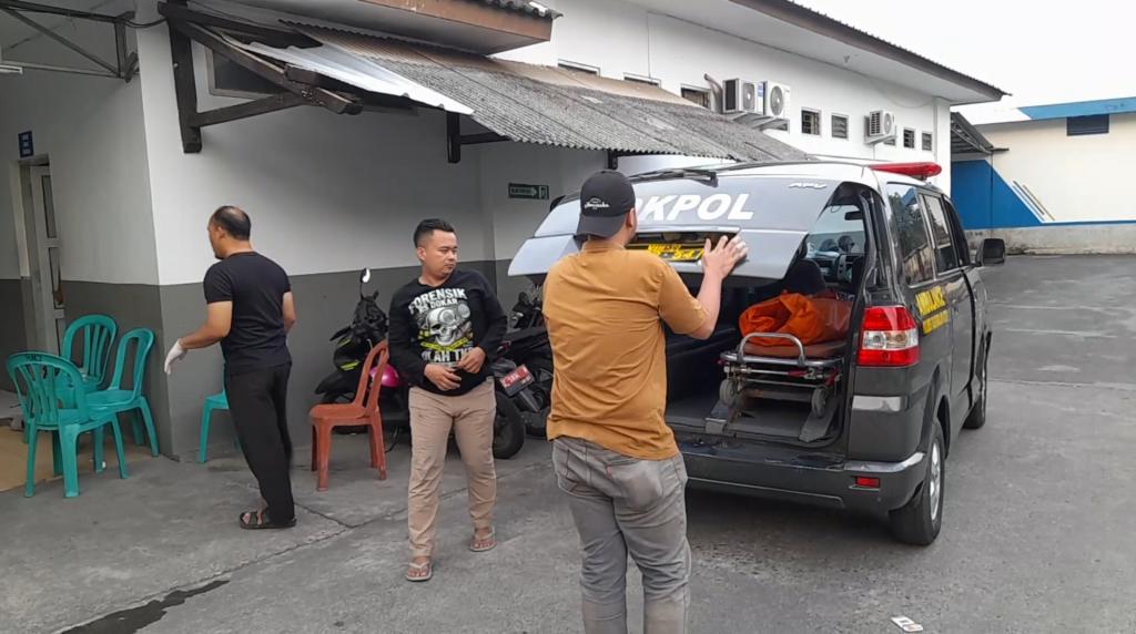 Jasad Korban Pembacokan Karangjaya Diberangkatkan ke RS Bhayangkara Sartika Asih Bandung untuk Autopsi