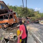 Truk Bondek Seruduk Warung dan Mobil di Jalur Gentong Tasikmalaya, Kernet Jatuh ke Jurang 4 Meter