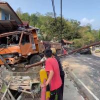 Truk Bondek Seruduk Warung dan Mobil di Jalur Gentong Tasikmalaya, Kernet Jatuh ke Jurang 4 Meter