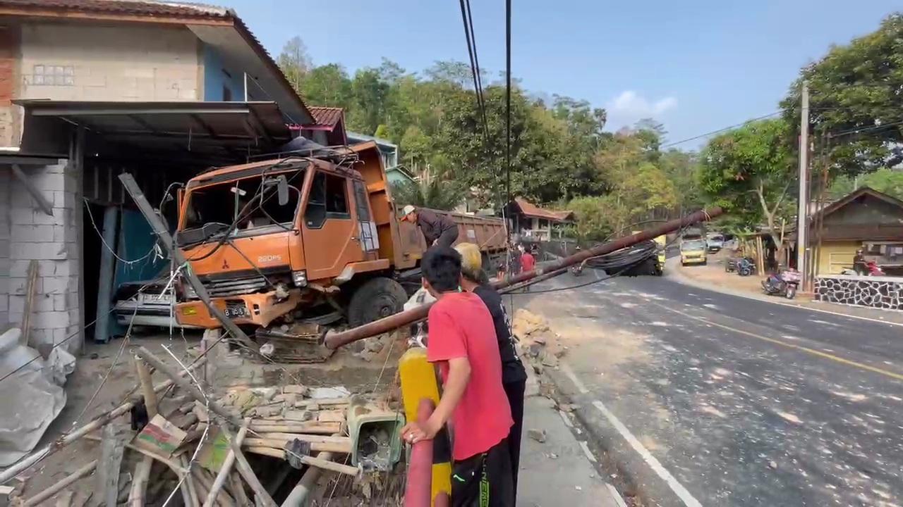 Truk Bondek Seruduk Warung dan Mobil di Jalur Gentong Tasikmalaya, Kernet Jatuh ke Jurang 4 Meter