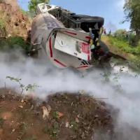 Truk Tangki Gas Oksigen Terguling Masuk Jurang di Lingkar Gentong Tasikmalaya