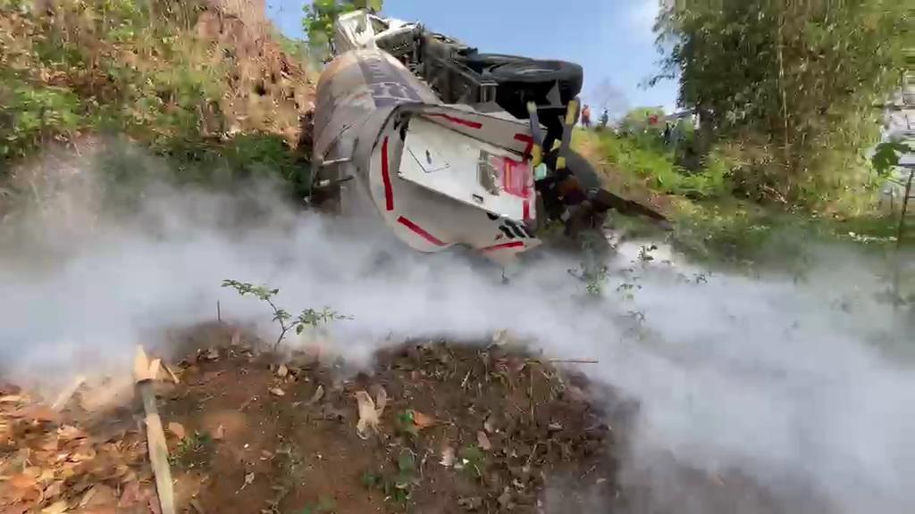 Truk Tangki Gas Oksigen Terguling Masuk Jurang di Lingkar Gentong Tasikmalaya