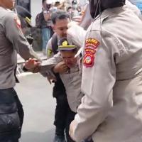 Amankan Unjuk Rasa di DPRD Kota Tasikmalaya, Perwira Polisi Alami Tulang Hidung Retak Terkena Lemparan Benda