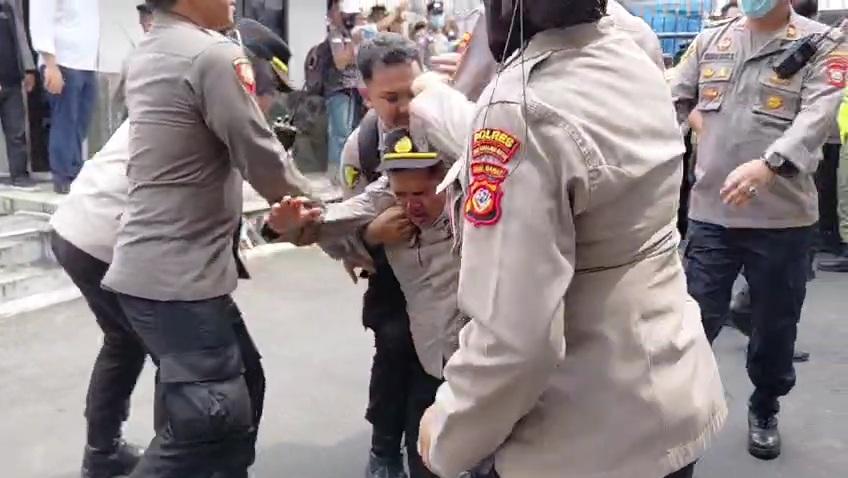 Amankan Unjuk Rasa di DPRD Kota Tasikmalaya, Perwira Polisi Alami Tulang Hidung Retak Terkena Lemparan Benda