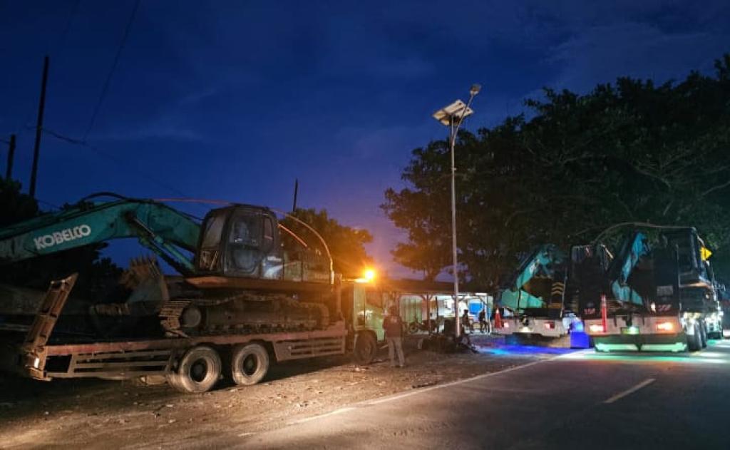 Viral! Warga Geruduk Tambang Ilegal di Cidadap Tasikmalaya, Saung Dirusak dan Ban Dibakar