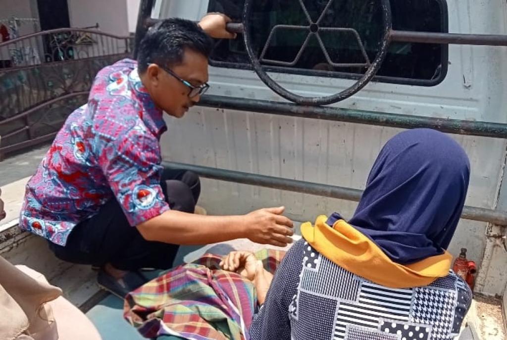 Lansia 65 Tahun Terpaksa Dibawa Ke RSUD Pakai Pickup Gagal Ambulans