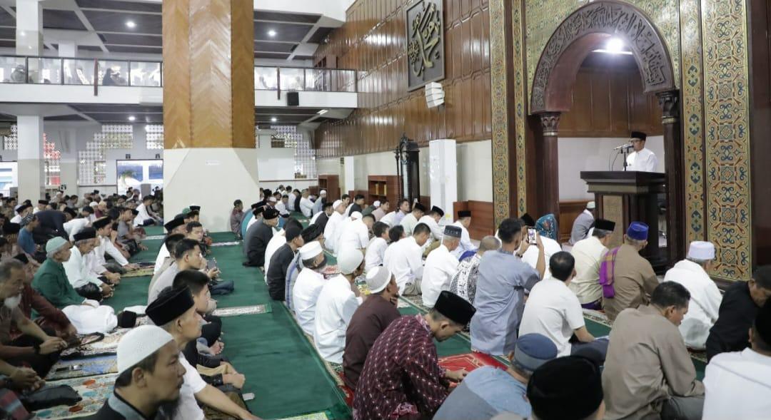 Wali Kota Tasikmalaya Salat Idul Adha 1446 H di Masjid Agung dan Serahkan Bantuan Sapi Kurban