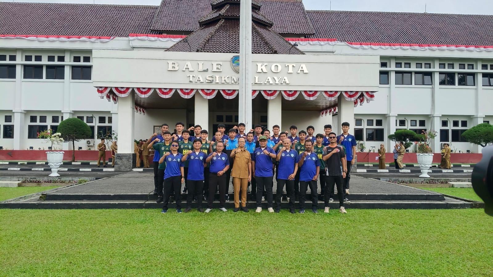 Wali Kota Viman Lepas Tim Sepak Bola Tasikmalaya untuk Berlaga di BK Porprov 2025