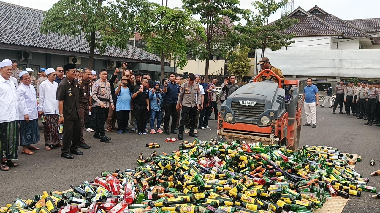 Polres Ciamis Musnahkan 5.599 Botol Miras Ilegal, Bupati Herdiat Siapkan Perda Minuman Keras