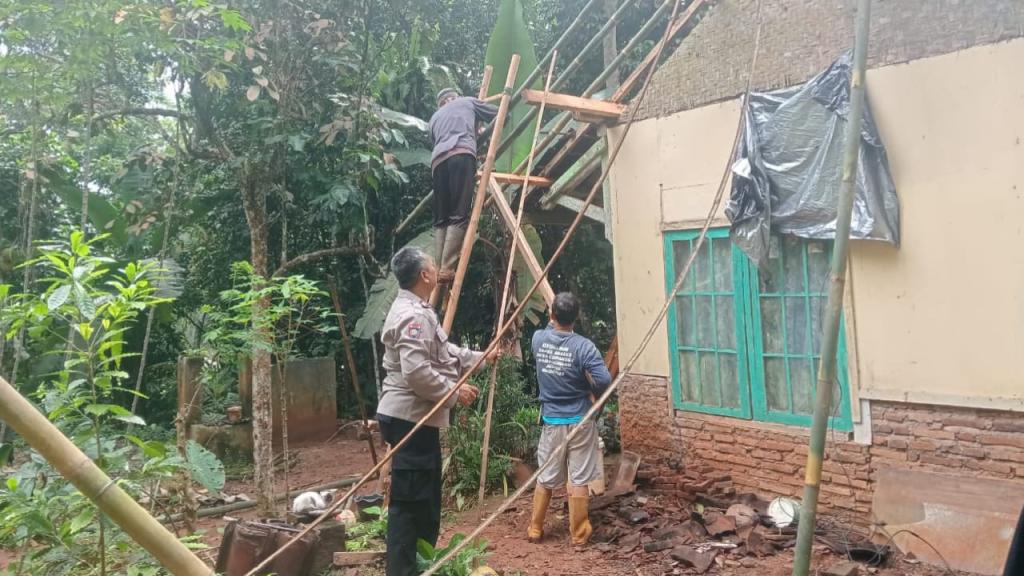 Wujud Kepedulian Polri, Polsek Sukadana Turun Tangan Perbaiki Atap Rumah Warga