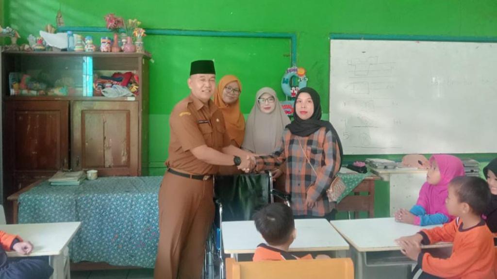 Wujudkan Pendidikan Inklusif, Disdik Kota Tasikmalaya Serahkan Bantuan Kursi Roda untuk Siswa SDN Sindanggalih