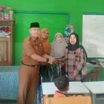 Wujudkan Pendidikan Inklusif, Disdik Kota Tasikmalaya Serahkan Bantuan Kursi Roda untuk Siswa SDN Sindanggalih