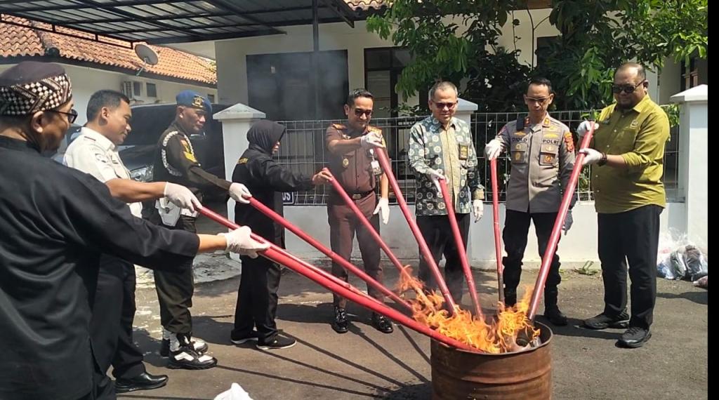Wujudkan Zero Barang Bukti, Kejari Kota Banjar Musnahkan Ratusan Barang Terlarang Hasil Kejahatan
