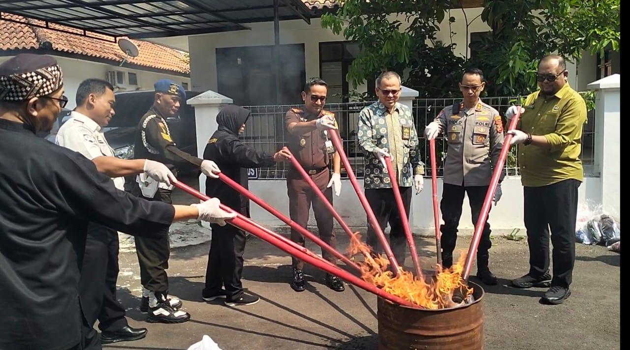 Wujudkan Zero Barang Bukti, Kejari Kota Banjar Musnahkan Ratusan Barang Terlarang Hasil Kejahatan
