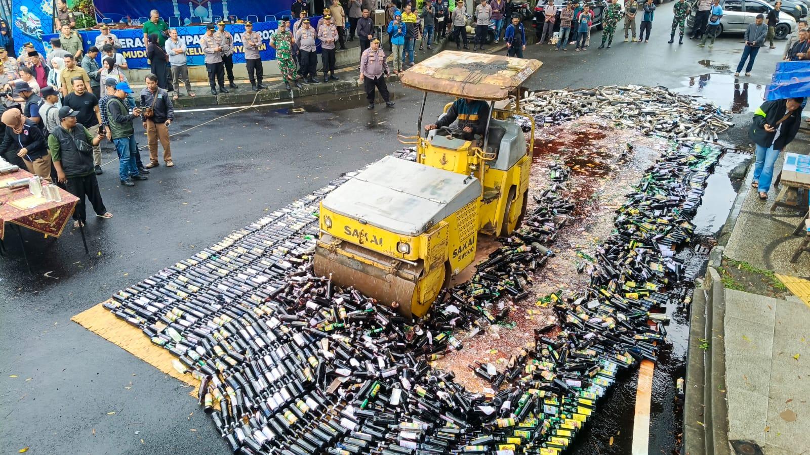 Wujudkan Zero Minol di Kota Santri, Polres Tasikmalaya Kota Musnahkan Barang Bukti Hasil Razia